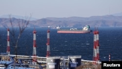资料照片：一艘原油轮停泊在俄罗斯港口城市纳霍德卡附近纳霍德卡湾的科兹米诺石油接收站。（2022年12月4日）
