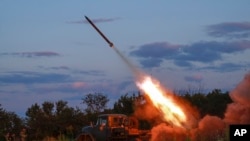 2023 年 7 月 12 日,乌克兰顿涅茨克地区巴赫穆特附近前线,乌克兰军队的“格勒”多管火箭发射器向俄罗斯阵地发射火箭弹。