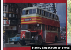 凌茂思喜爱收藏有关香港古董巴士的书籍 (图片来源:英伦西北风锅铃钝巴士佬)