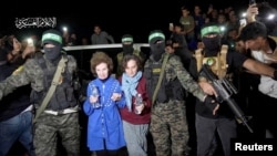 被哈马斯扣押的两名人质2023年11月29日在停火期间被移交给红十字国际委员会，这是哈马斯和以色列之间交换人质与囚犯的一部分。