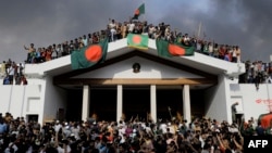 反政府抗议者占领了孟加拉国总理谢赫·哈西娜在达卡的官邸。(2024年8月5日)