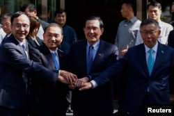 左起:台湾国民党主席朱立伦、台湾国民党总统候选人侯友宜、台湾前总统马英九和台湾民众党主席柯文哲在台北手拉手拍照合影。(2023年11月15日)