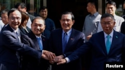 左起:台湾国民党主席朱立伦、台湾国民党总统候选人侯友宜、台湾前总统马英九和台湾民众党主席柯文哲在台北手拉手拍照合影。(2023年11月15日)