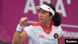 Petenbis Aldila Sutjiadi bereaksi setelah berhasil memenangkan poin dalam pertandingan di ajang beregu putri melawan Thailand pada gelaran SEA Games Kamboja pada 9 Mei 2023. (Foto: Reuters/Cindy Liu)