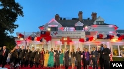 参加台湾驻美代表处举行的”庆祝中华民国112年国庆“宾客举杯祝贺。(2023年10月4日,美国之音锺辰芳拍摄)
