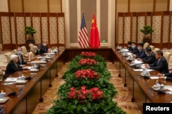 资料照:美国财长耶伦(左)与中国副总理何立峰(右)在北京钓鱼台国宾馆举行会谈。(2023年7月8日)