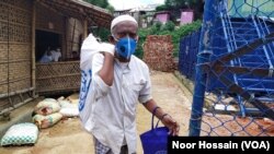 Cox's Bazar စခန်း၊ ကမ္ဘာ့စားနပ်ရိက္ခာအဖွဲ့ WFP ကပေးတဲ့ရိက္ခာထုတ်လာတဲ့ ရိုဟင်ဂျာတဦး