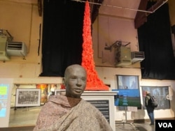 伦敦《勇气画布》人权艺术展上,香港,缅甸,波兰等国艺术家对抗极权的作品得到展出 (美国之音/李伯安)