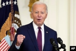 2024年1月19日,乔·拜登总统在华盛顿东厅发表讲话。新罕布什尔州总检察长办公室表示,正在调查有关人工智能骚扰电话的报道。该电话使用人工智能模仿拜登的声音,并阻止该州选民参加1月23日星期二的初选。