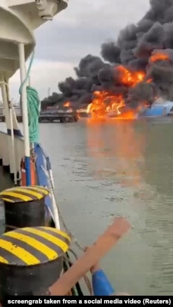 在俄罗斯克拉斯诺达尔地区楚什卡的卡夫加兹港,一艘渡轮冒出浓烟和火焰。(2024年8月22日)