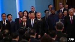 中国领导人习近平在北京人大会堂出席一带一路论坛开幕式后与与会各国领导人离开会场。(2023年10月18日)