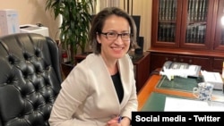 台湾驻美代表萧美琴离任前在办公室进行交接工作(2023年11月27日,萧美琴社交媒体X平台贴图)