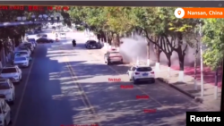 中国与缅甸的边境城镇道路监控视频显示,缅北炮弹落入云南南伞镇造成多人受伤(2024年1月3日)