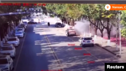 资料照：中国向缅甸提出抗议，缅甸执政的军政府和反政府武装在战斗中发射炮弹，炮弹误入边境附近的一个小镇，造成5人受伤。（路透社 2024年1月4日）