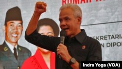 Calon presiden untuk periode 2024-2029 dari PDIP, Ganjar Pranowo (tengah) menghadiri acara peresmian rumah pemenangan relawan Ganjar Pranowo pada Kamis (1/6) di Jakarta.