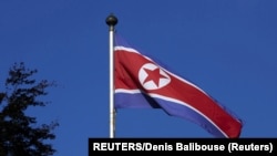 资料照:2014年10月2日,朝鲜常驻日内瓦办事处的旗杆上飘扬着一面朝鲜国旗。(路透社)