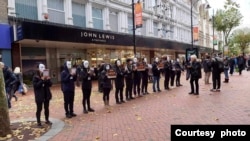 2023年11月18日,Reading UK Standing with Hong Kong于雷丁市中心举行静默示威活动,呼吁关注47人案。(照片由 Reading UK Standing with Hong Kong 。)