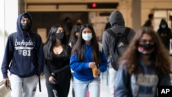 资料照片:COVID-19防疫限制措施扰乱了数百万Z世代高中生的生活,使他们中的许多人无法参加舞会和毕业典礼等里程碑式的庆祝活动。