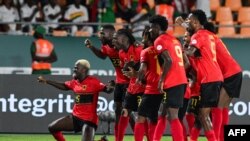 Zini celebra com os colegas depois de marcar o segundo golo de Angola no jogo contra o Burkina Faso, Costa do Marfim, 23 janeiro 2024