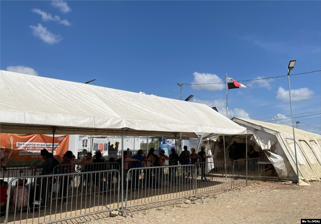 2024年2月24日,在巴拿马另一个移民接收点圣文森特(San Vicente),排队进行护照信息登记和指纹录入的移民。巴拿马政府会把这些信息与美国政府共享。