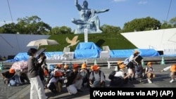 日本九州岛东南外海星期四(8月8日)下午发生7.1级地震,许多地区震感强烈。许多在长崎和平公园的参观者蹲下。