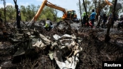 在泰国北柳府巴功县坠毁一架小型飞机后,泰国救援人员展开搜救。(2024年8月22日)