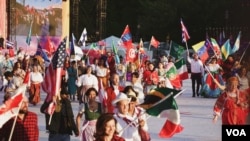 Para penampil World Culture Festival mewakili negara-negaranya (Foto: VOA/Banny).