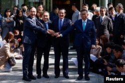 左起:台湾国民党主席朱立伦、台湾国民党总统候选人侯友宜、台湾前总统马英九和台湾民众党主席柯文哲在台北手拉手拍照合影。(2023年11月15日)