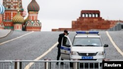 Một viên cảnh sát canh gác Quảng trường Đỏ bị rào chắn lại ở Moscow, Nga, ngày 24 tháng 6 năm 2023.