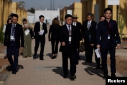 在摩洛哥出席国际货币基金组织与世界银行年会期间,中国央行行长潘功胜抵达与美国财长耶伦举行双边会谈的场所。(2023年10月13日)