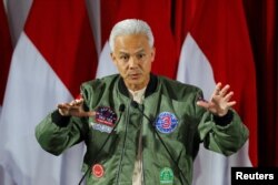 Capres Ganjar Pranowo saat berbicara tentang kebijakan anti-korupsi dalam dialog yang diadakan oleh Komisi Pemberantasan Korupsi (KPK) di kantor pusatnya di Jakarta, 17 Januari 2024. (REUTERS/Willy Kurniawan)