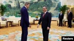 美国气候问题特使约翰·克里（John Kerry）2023年7月18日在北京会晤中国总理李强。（媒体联访照片）
