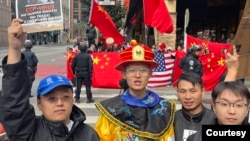 2023年11月15日,中国民主党员的王中伟穿着皇袍在习近平下榻的凯悦酒店门前的街区抗议习近平修改宪法强行连任。警察将抗议者与习近平的支持者隔开。(王中伟提供)