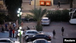 资料照:在以色列城市亚实基伦做工的中国工人正在观看以色列铁穹反导弹系统拦截加沙哈马斯发射的火箭。(2019年11月12日)