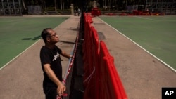 前香港民监会发言人和支联会副主席蔡耀昌在香港被关闭的维多利亚公园。（2023年5月29日）