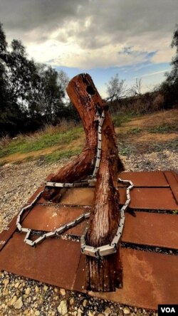 白房子画廊雕塑园中的作品(美国之音/唐丹鸿)