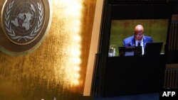 2023年10月10日,联合国大会主席丹尼斯·弗朗西斯在纽约市联合国总部宣读人权理事会新成员选举结果。(法新社照片)