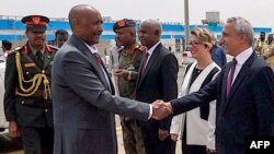 Jenerali Abdel Fattah al-Burhan ( wa pili kushoto) akipeana mikono na maafisa kabla ya kwenda Uturuki Septemba 13, 2023. Picha na baraza la serikali ya mpito ya Sudan / AFP