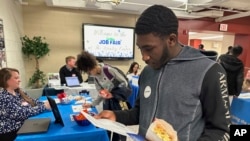 求职者在宾夕法尼亚州阿伦敦的利海卡本社区学院参加招聘会。(2024年3月7日)