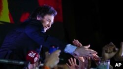 2023年11月19日星期日,自由进步联盟总统候选人哈维尔·米莱在阿根廷布宜诺斯艾利斯赢得总统决选后,在竞选总部外向支持者致意。(美联社照片)