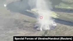 无人机拍摄的画面显示,乌克兰特种部队对俄罗斯库尔斯克地区格卢什科沃附近的塞姆河上的浮桥进行袭击后,烟雾升起。