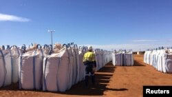 资料照:澳大利亚莱纳斯稀土有限公司生产的稀土在珀斯的港口等待装船运往马来西亚。(2019年8月23日)