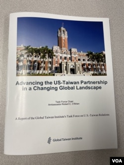 美国华盛顿智库全球台湾研究中心《在全球变动形势下推进美台伙伴关系》工作组报告封面。(2023年12月6日,美国之音锺辰芳拍摄)