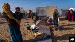 2023年12月4日,因以色列轰炸加沙地带而流离失所的巴勒斯坦人聚集在加沙地带南部拉法的一个帐篷营地。(美联社照片)