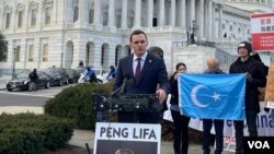 美国国会众议院美中战略竞争特设委员会主席迈克·加拉格尔2023年11月29日在国会山与多位人权活动人士和参与白纸运动的学生召开记者会，发表讲话纪念白纸运动一周年。（美国之音记者李逸华）