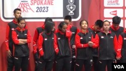 Tim Indonesia saat penyerahan medali, tidak kuasa menyembunyikan kekecewaan mereka setelah memberikan perlawanan sengit. (VOA/Valdya)