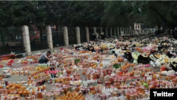 中国齐齐哈尔市第34中学体育馆房顶垮塌事件发生后,无数当地和外地民众持续到该校门口送鲜花、蜡烛和女孩喜欢的甜品饮料。(网络照片)