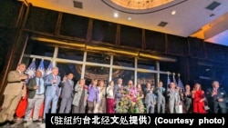 台湾政府驻纽约代表李光章大使与台湾友邦驻联合国代表和侨界代表庆祝中华民国112年生日。(台北经文处提供)