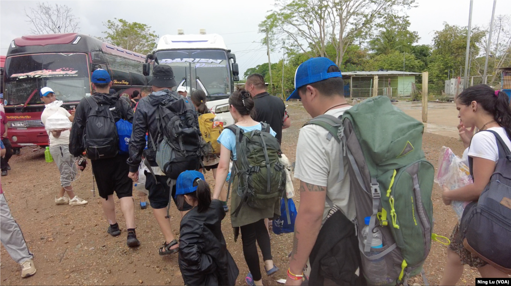 2024年2月22日,在巴拿马拉哈斯布兰卡斯移民接收点,准备上大巴的中国移民。中国走线客抵达移民接收点后,大多当天就会乘大巴离开。大巴由巴拿马政府组织,私人运营,车费每人60美元。大巴将把他们送往巴拿马西部边境,进入哥斯达黎加。