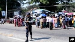 လွတ်လပ်ရေးနေ့က လွတ်ငြိမ်းချမ်းသာခွင့်နဲ့ ပြန်လွတ်လာမယ့် အကျဉ်းသားတွေကို ရန်ကုန်မြို့ အင်းစိန်ထောင်ရှေ့မှာ စောင့်ဆိုင်းနေကြသူများ (ဇန်နဝါရီ ၄၊ ၂၀၂၄)